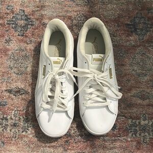 Women’s new never worn sneaker from PUMA
• Soft foam cushion